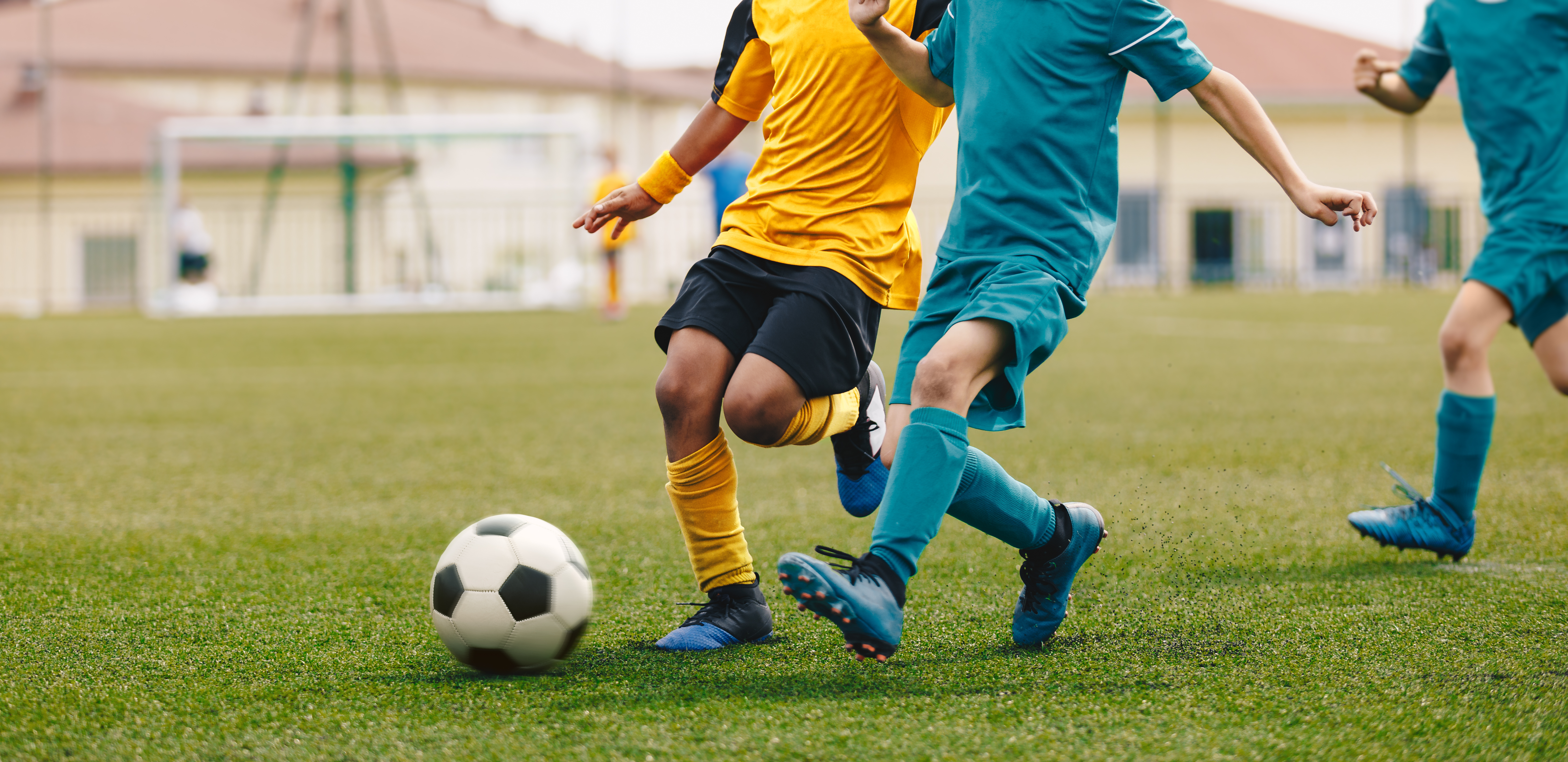 How does Osgood-Schlatter disease manifest, and how is it treated?