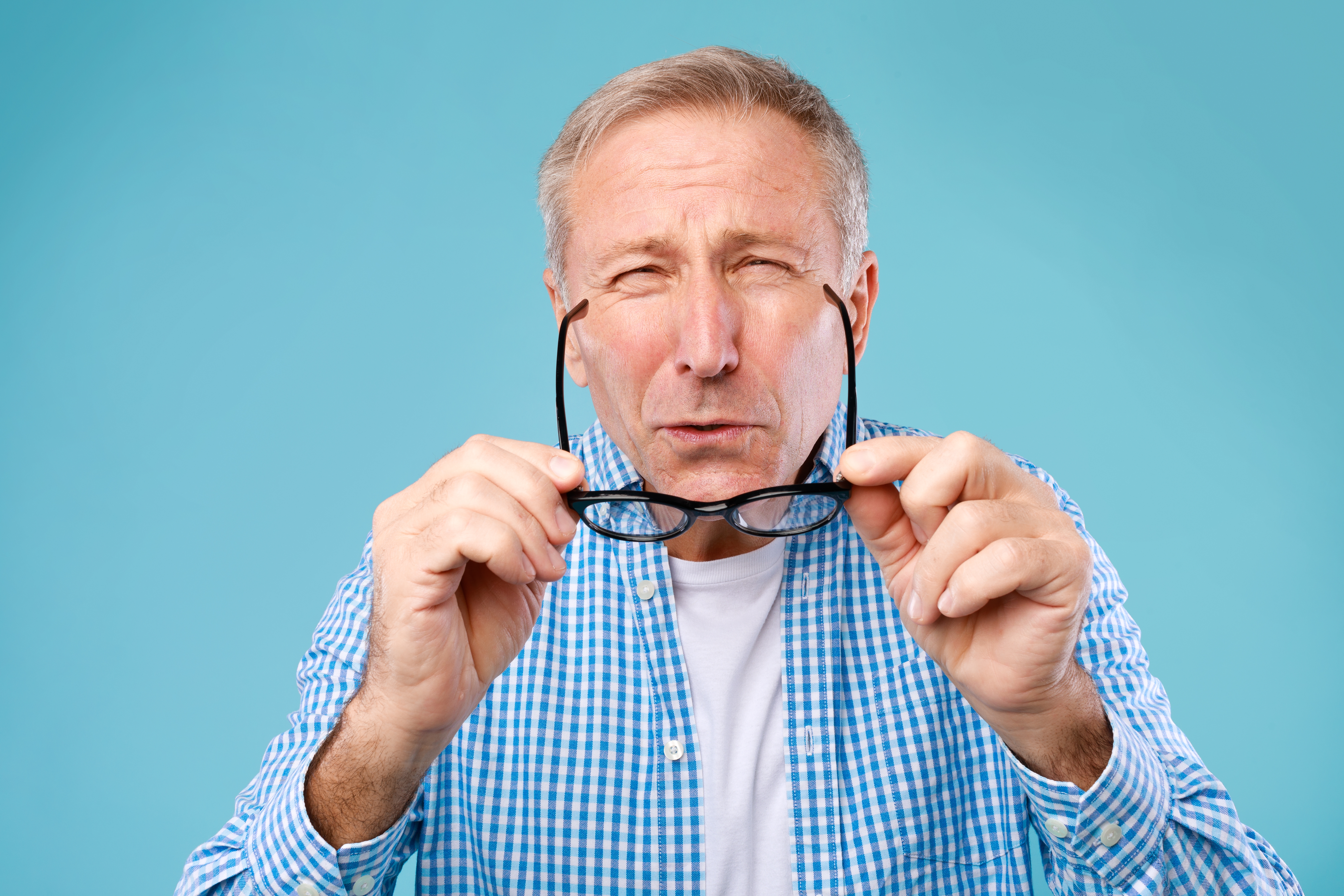 How does vision appear with astigmatism, and how can it be corrected?
